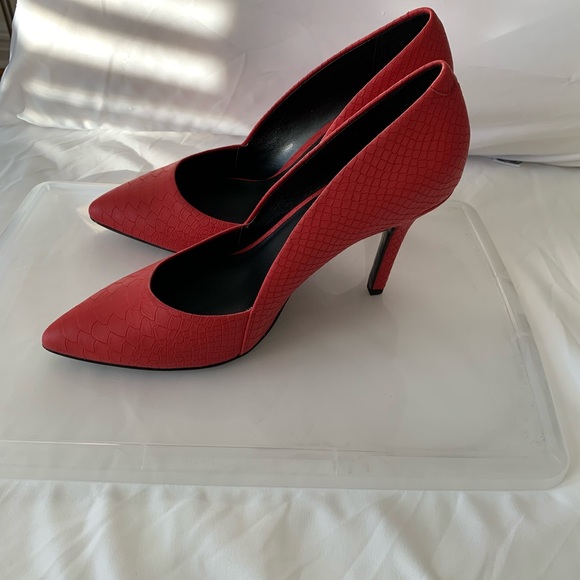 Red pumps - Picture 3 of 6